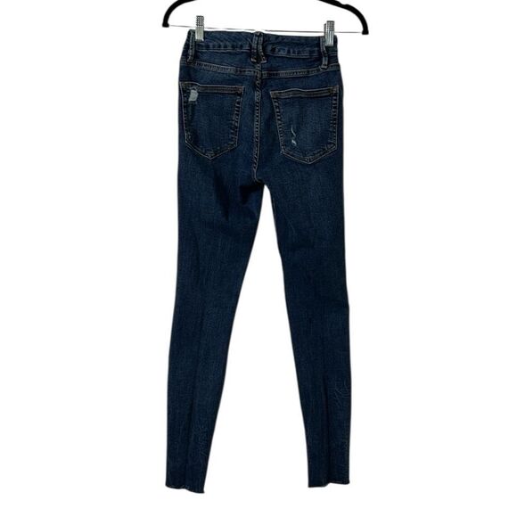 Good American Good Legs Jagged Frayed Hem
Skinny Denim Jeans(Size 2/26) - Picture 4 of 8
